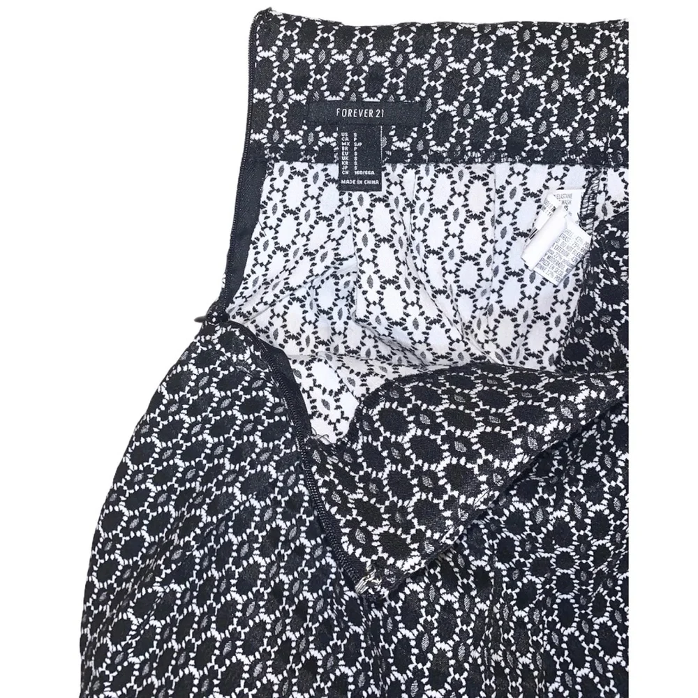 Forever 21 Skirt Women’s Size S Black White Mini Short - Picture 2 of 5